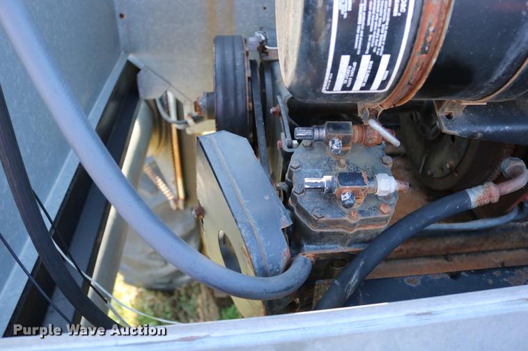 image for item DD0236 1977 Gleaner L2 combine