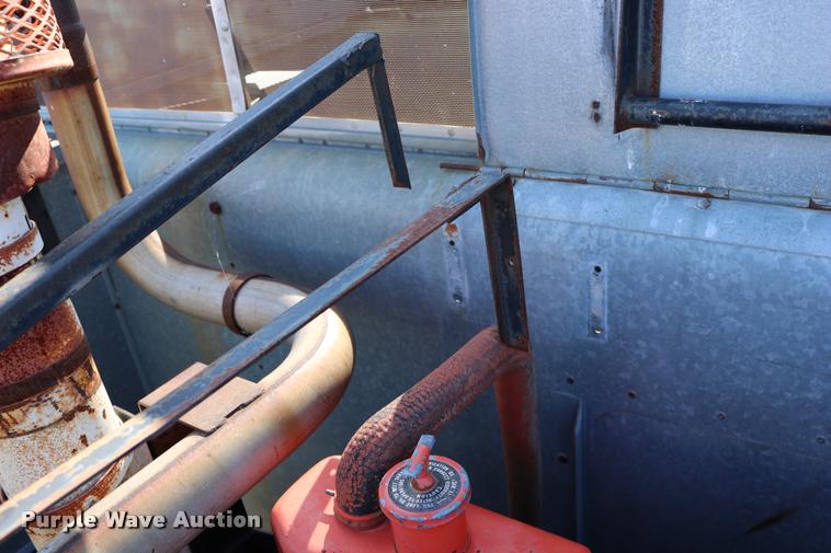 image for item DD0236 1977 Gleaner L2 combine