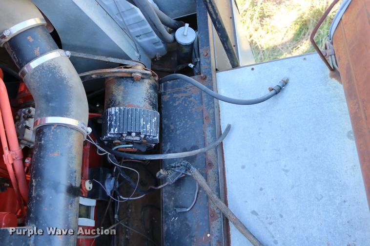 image for item DD0236 1977 Gleaner L2 combine