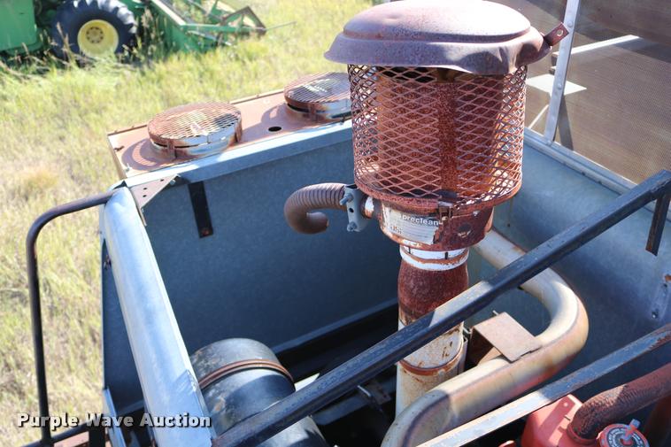 image for item DD0236 1977 Gleaner L2 combine