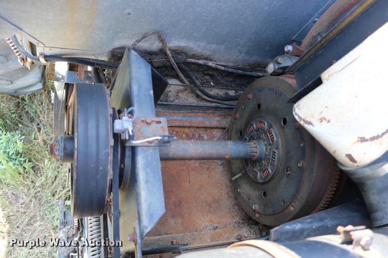 image for item DD0236 1977 Gleaner L2 combine