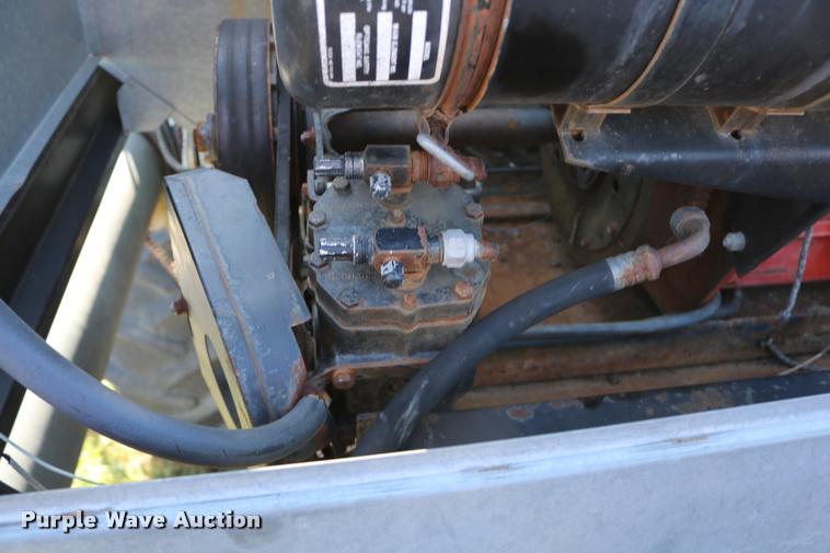 image for item DD0236 1977 Gleaner L2 combine