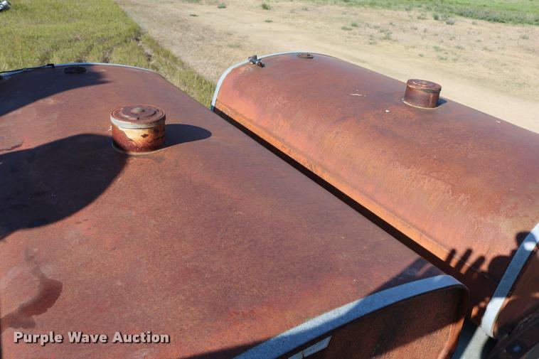 image for item DD0236 1977 Gleaner L2 combine