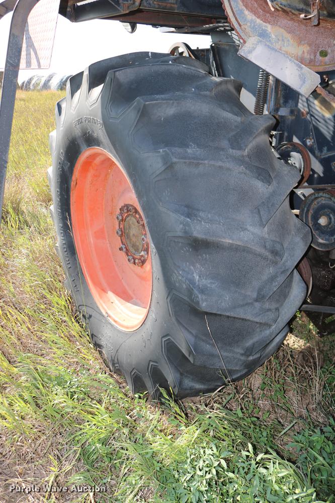 image for item DD0236 1977 Gleaner L2 combine