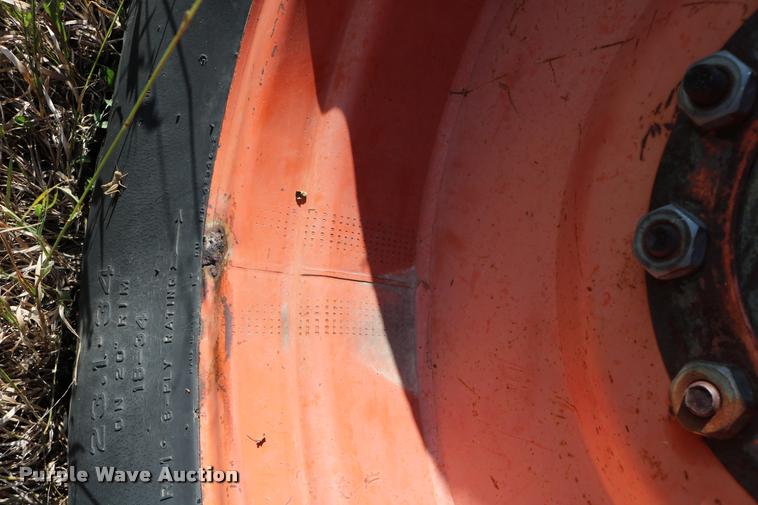 image for item DD0236 1977 Gleaner L2 combine