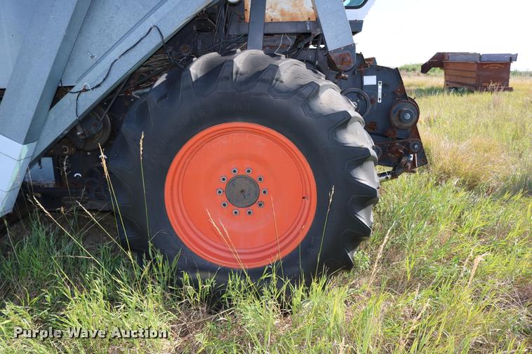 image for item DD0236 1977 Gleaner L2 combine
