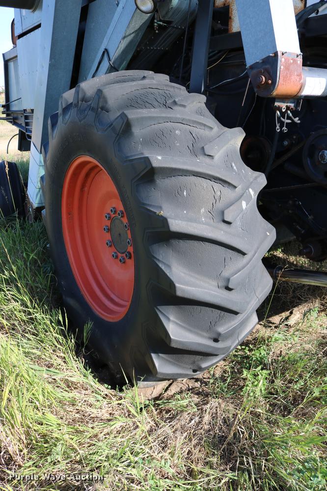 image for item DD0236 1977 Gleaner L2 combine