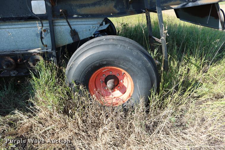 image for item DD0236 1977 Gleaner L2 combine