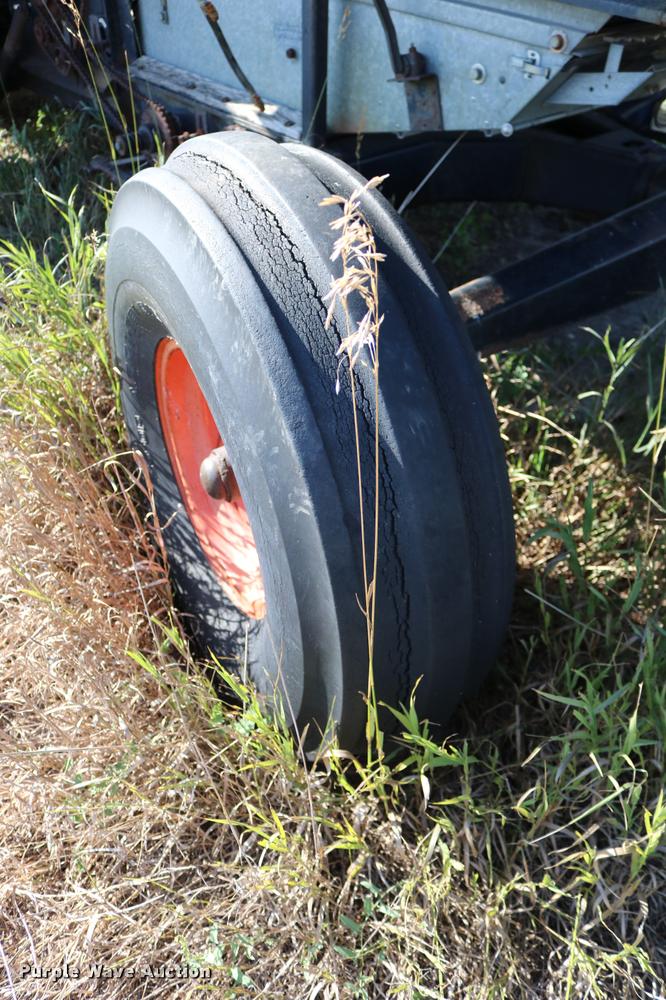 image for item DD0236 1977 Gleaner L2 combine