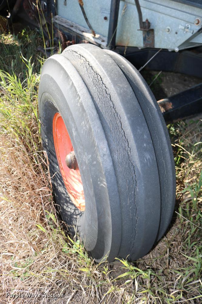 image for item DD0236 1977 Gleaner L2 combine