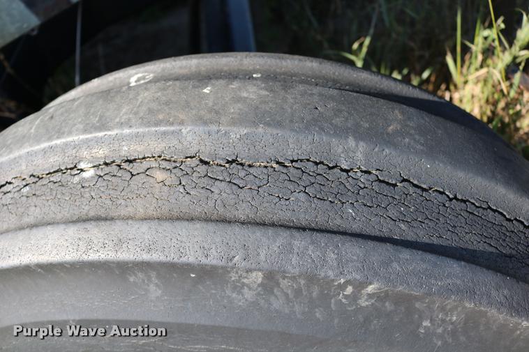 image for item DD0236 1977 Gleaner L2 combine