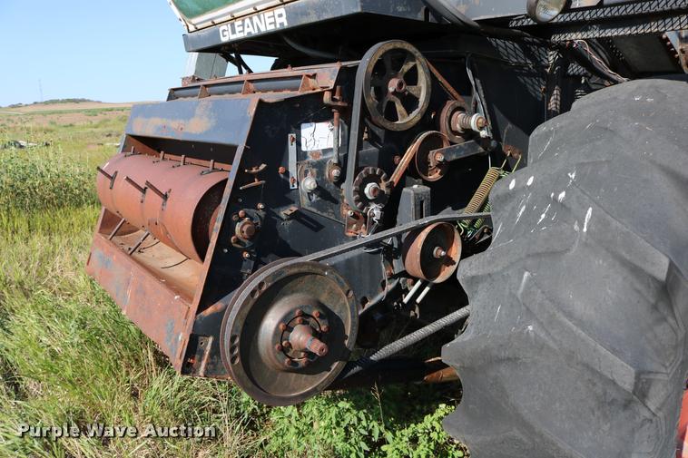 image for item DD0236 1977 Gleaner L2 combine