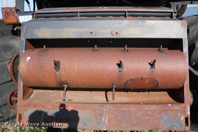image for item DD0236 1977 Gleaner L2 combine