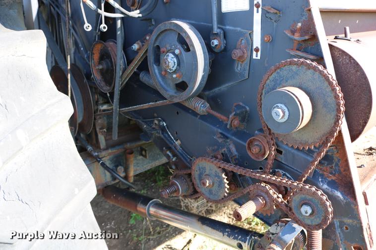 image for item DD0236 1977 Gleaner L2 combine