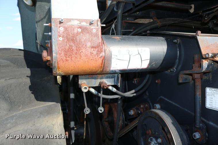 image for item DD0236 1977 Gleaner L2 combine
