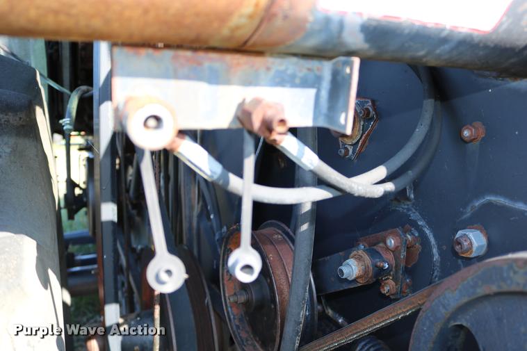 image for item DD0236 1977 Gleaner L2 combine