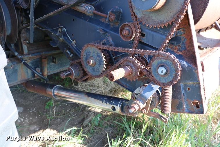 image for item DD0236 1977 Gleaner L2 combine