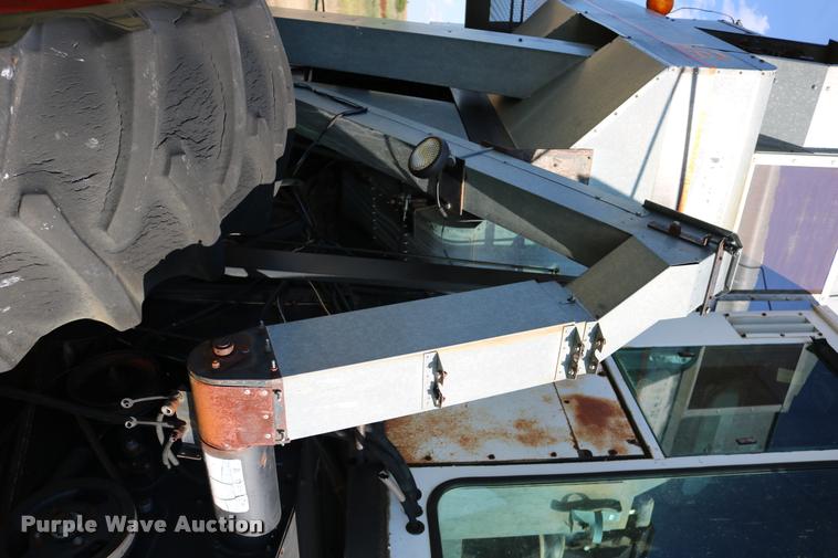 image for item DD0236 1977 Gleaner L2 combine