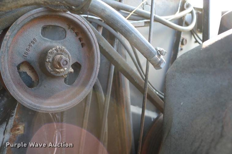 image for item DD0236 1977 Gleaner L2 combine