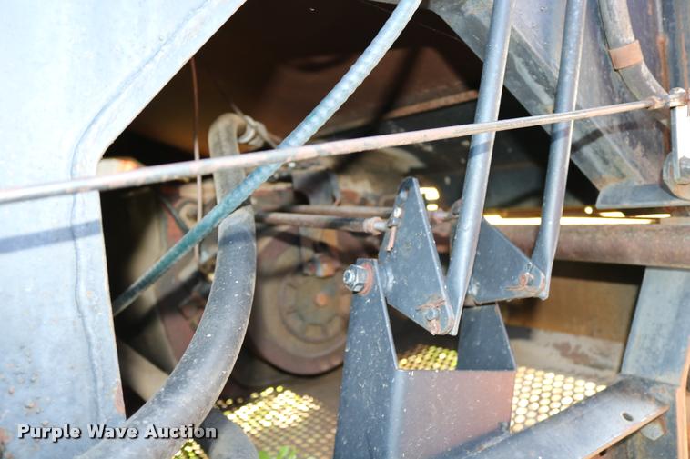 image for item DD0236 1977 Gleaner L2 combine