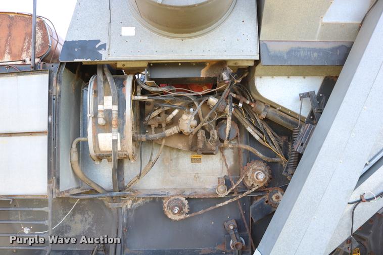 image for item DD0236 1977 Gleaner L2 combine