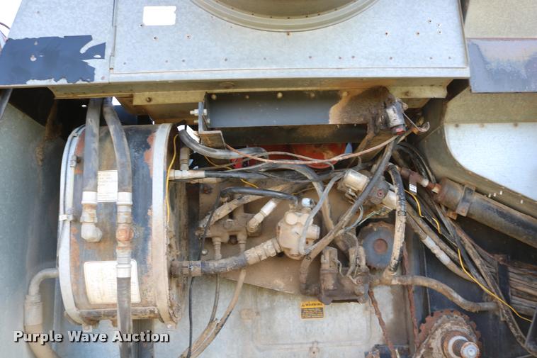 image for item DD0236 1977 Gleaner L2 combine