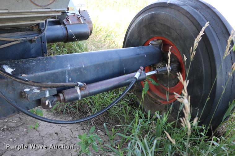 image for item DD0236 1977 Gleaner L2 combine