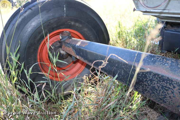 image for item DD0236 1977 Gleaner L2 combine