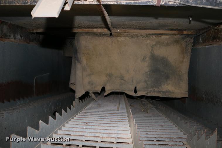 image for item DD0236 1977 Gleaner L2 combine