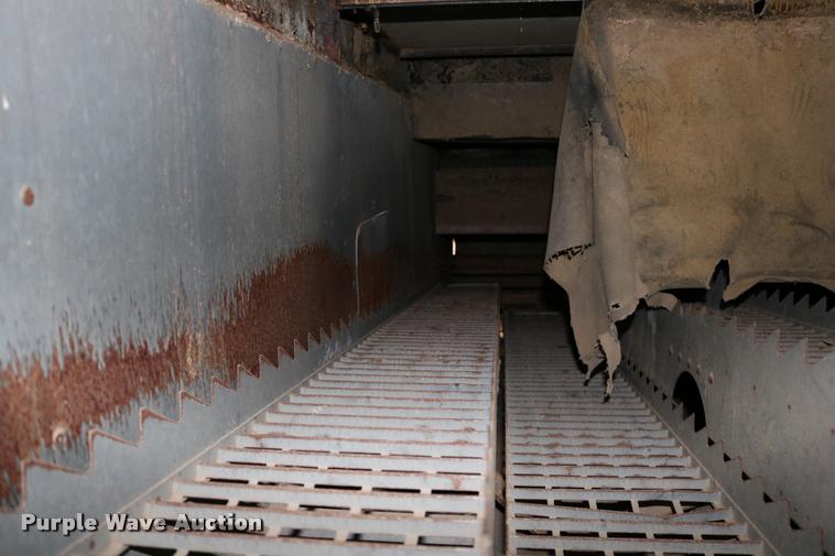 image for item DD0236 1977 Gleaner L2 combine