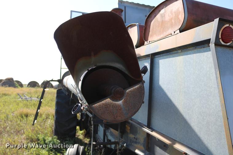 image for item DD0236 1977 Gleaner L2 combine