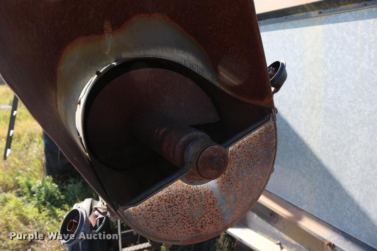 image for item DD0236 1977 Gleaner L2 combine