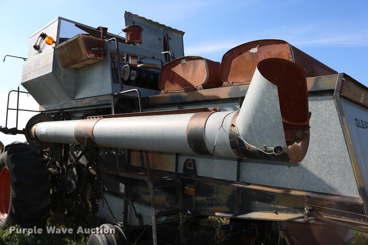 image for item DD0236 1977 Gleaner L2 combine