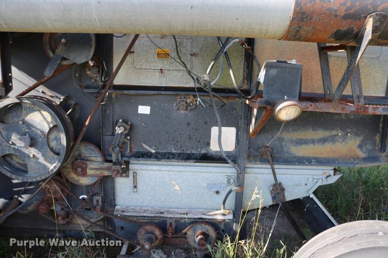 image for item DD0236 1977 Gleaner L2 combine