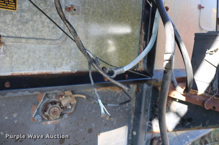 image for item DD0236 1977 Gleaner L2 combine