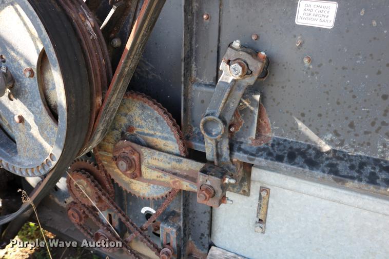 image for item DD0236 1977 Gleaner L2 combine