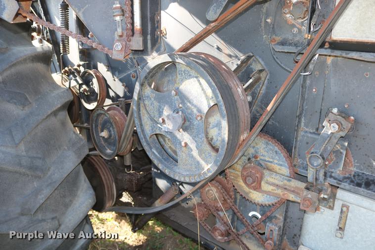 image for item DD0236 1977 Gleaner L2 combine