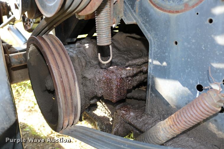 image for item DD0236 1977 Gleaner L2 combine