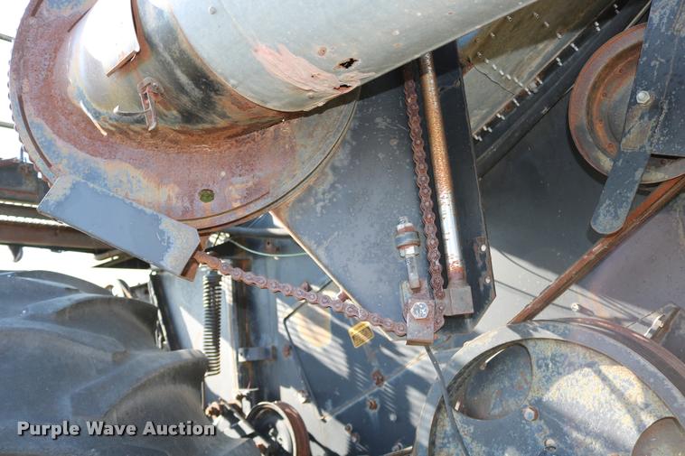 image for item DD0236 1977 Gleaner L2 combine