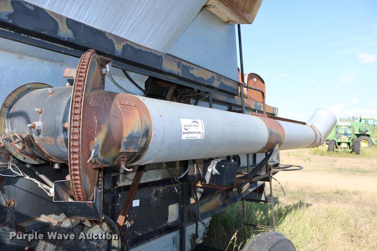 image for item DD0236 1977 Gleaner L2 combine
