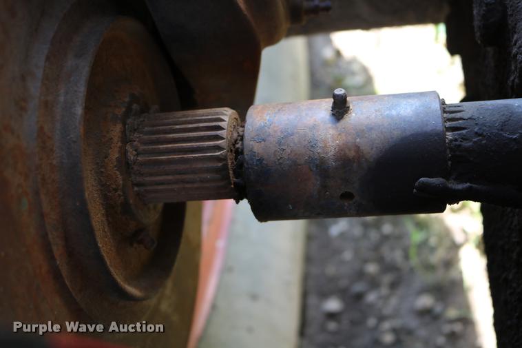 image for item DD0236 1977 Gleaner L2 combine