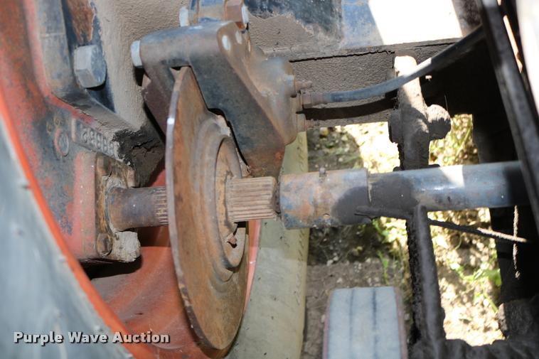 image for item DD0236 1977 Gleaner L2 combine