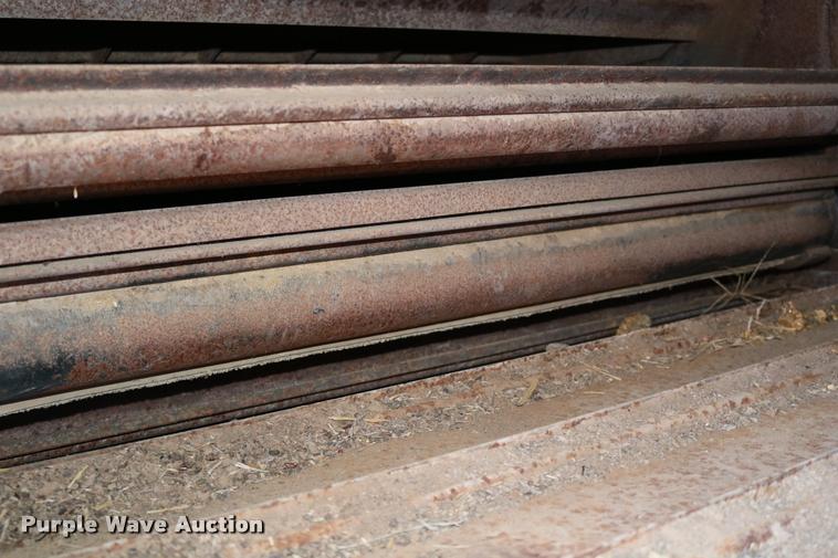 image for item DD0236 1977 Gleaner L2 combine