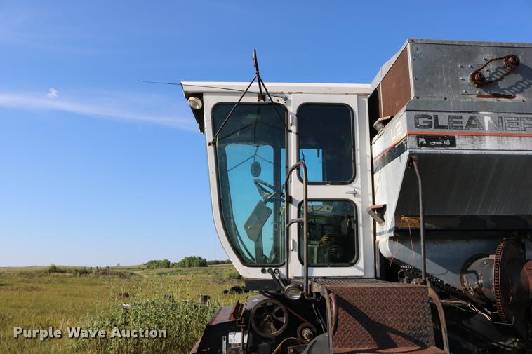image for item DD0236 1977 Gleaner L2 combine