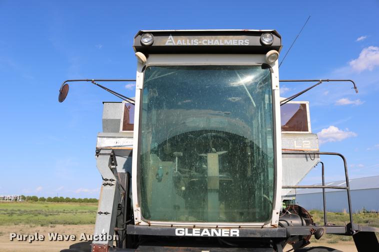 image for item DD0236 1977 Gleaner L2 combine