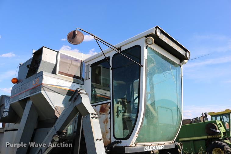 image for item DD0236 1977 Gleaner L2 combine