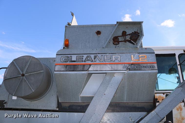 image for item DD0236 1977 Gleaner L2 combine