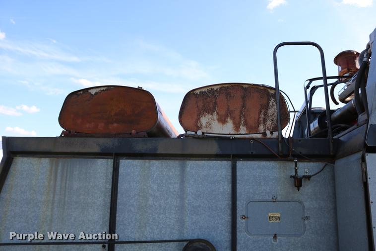 image for item DD0236 1977 Gleaner L2 combine