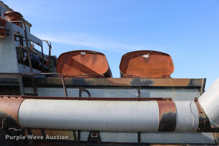 image for item DD0236 1977 Gleaner L2 combine