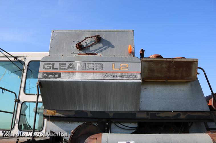 image for item DD0236 1977 Gleaner L2 combine